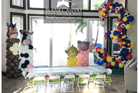 Farm Animal Theme Balloon Décor with cow, chick, pig and horse balloon columns. Then there is a 9' tall organic balloon sculpture of a number 3 in red, yellow, and blue with accents of cow prints.